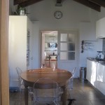 cucina abitabile con travi e capriate a vista